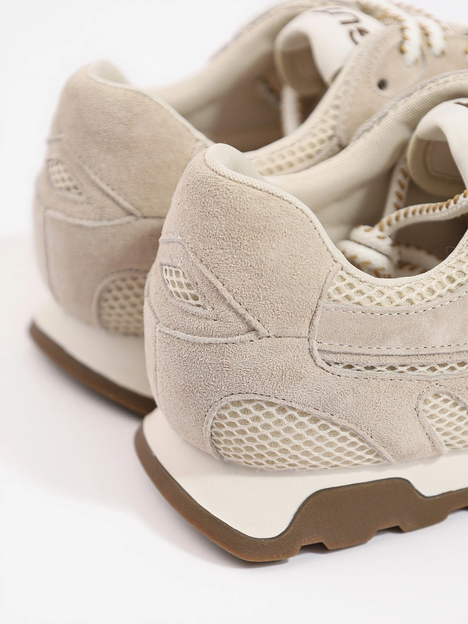 Кроссовки комбинированные серого цвета на низкой подошве